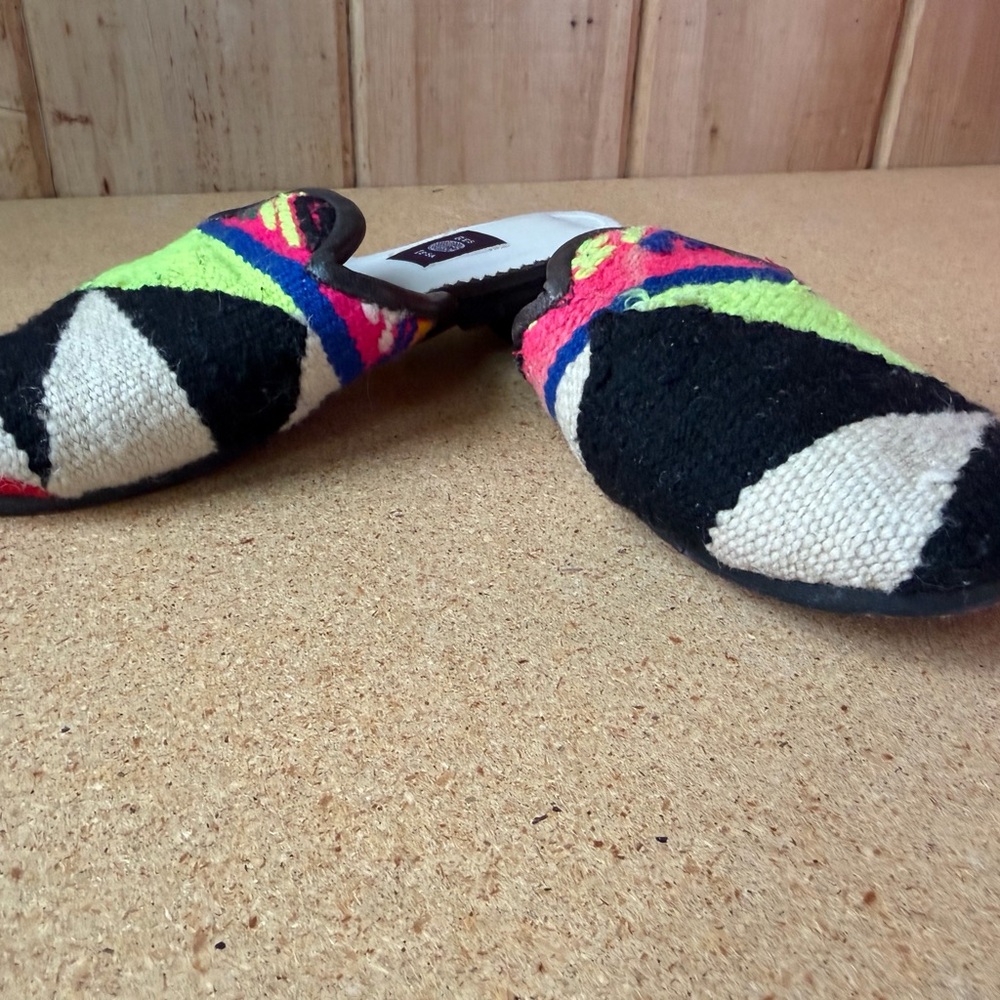 RES IPSA | Neon Upcycled Moroccan Woven Mules - Picture 5 of 10